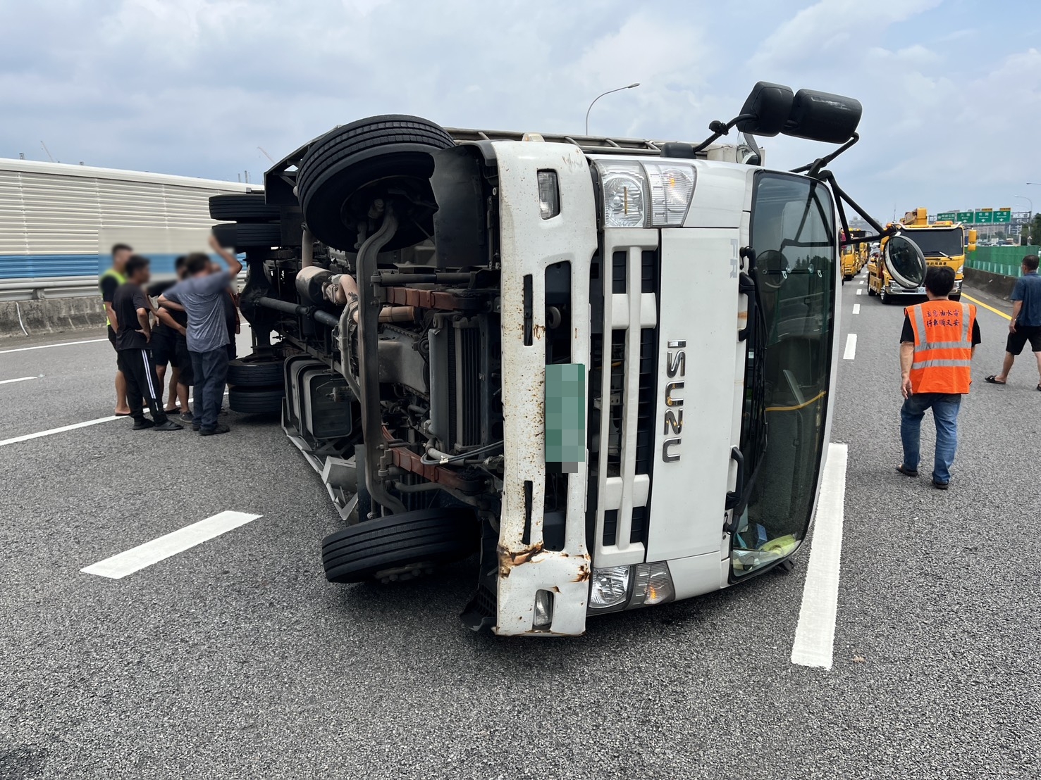 國2南桃園路段大貨車翻覆波及1車 女駕駛送醫