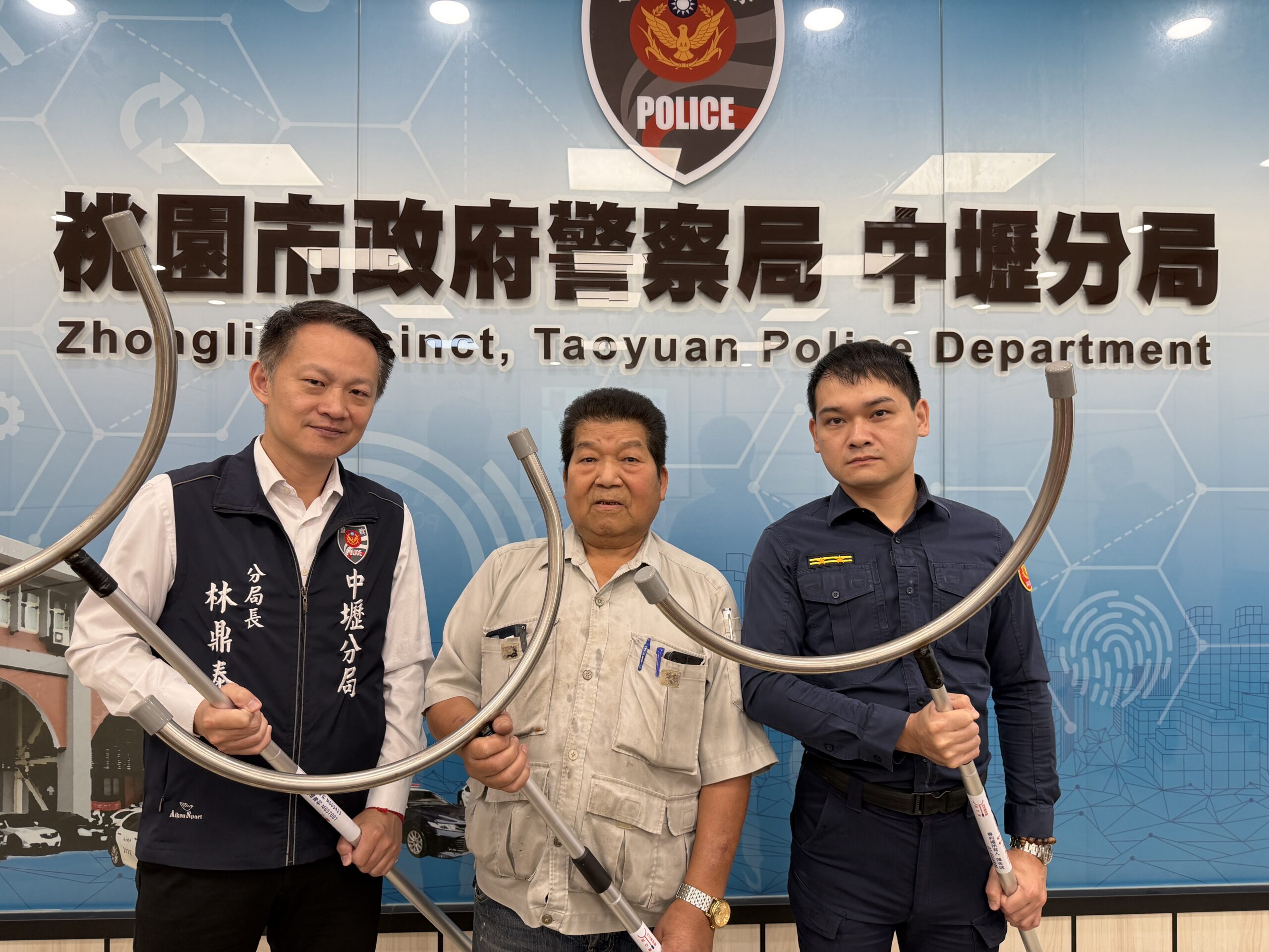 企業力挺中壢警方 捐贈「月牙鏟」強化執勤裝備