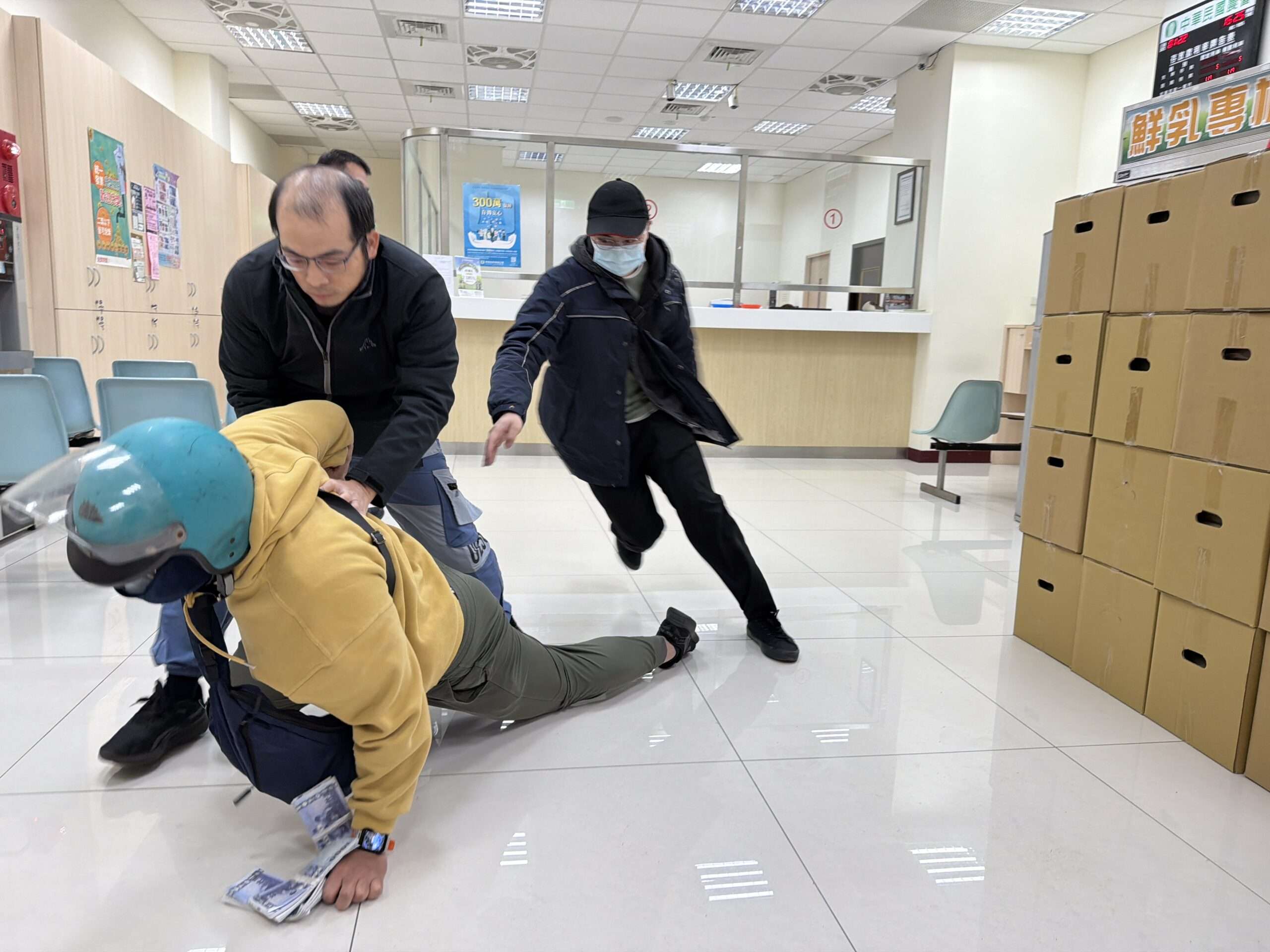 有人搶劫!中壢分局防搶演練逼真 攜手農會強化預防犯罪知能