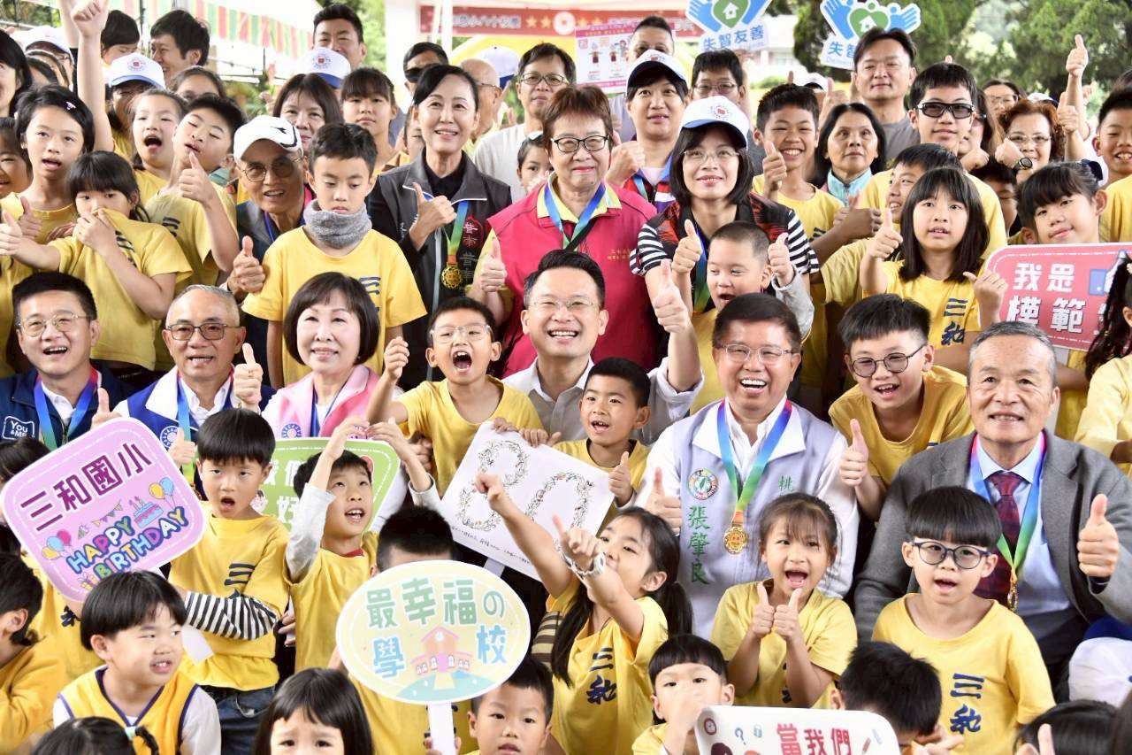 親繪LOGO賀三和國小80周年 蘇俊賓驚喜贈「這物」挺招生
