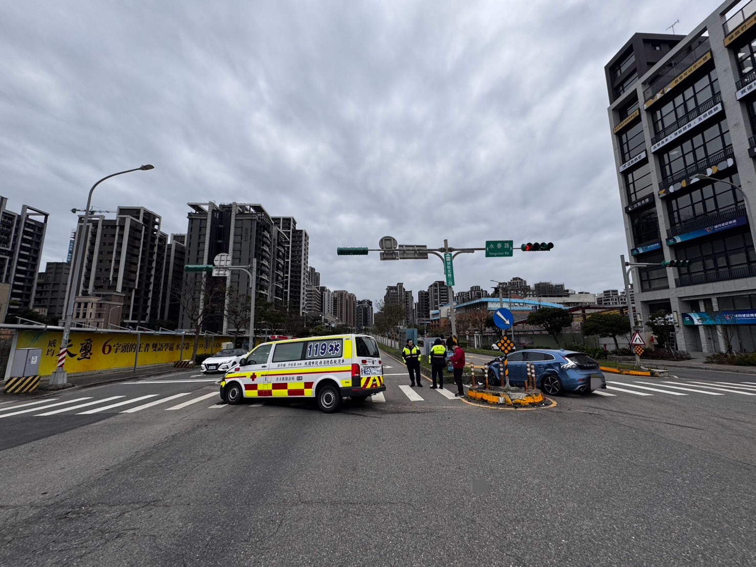 中壢青埔救護車鳴笛過路口 與汽車碰撞5人受傷