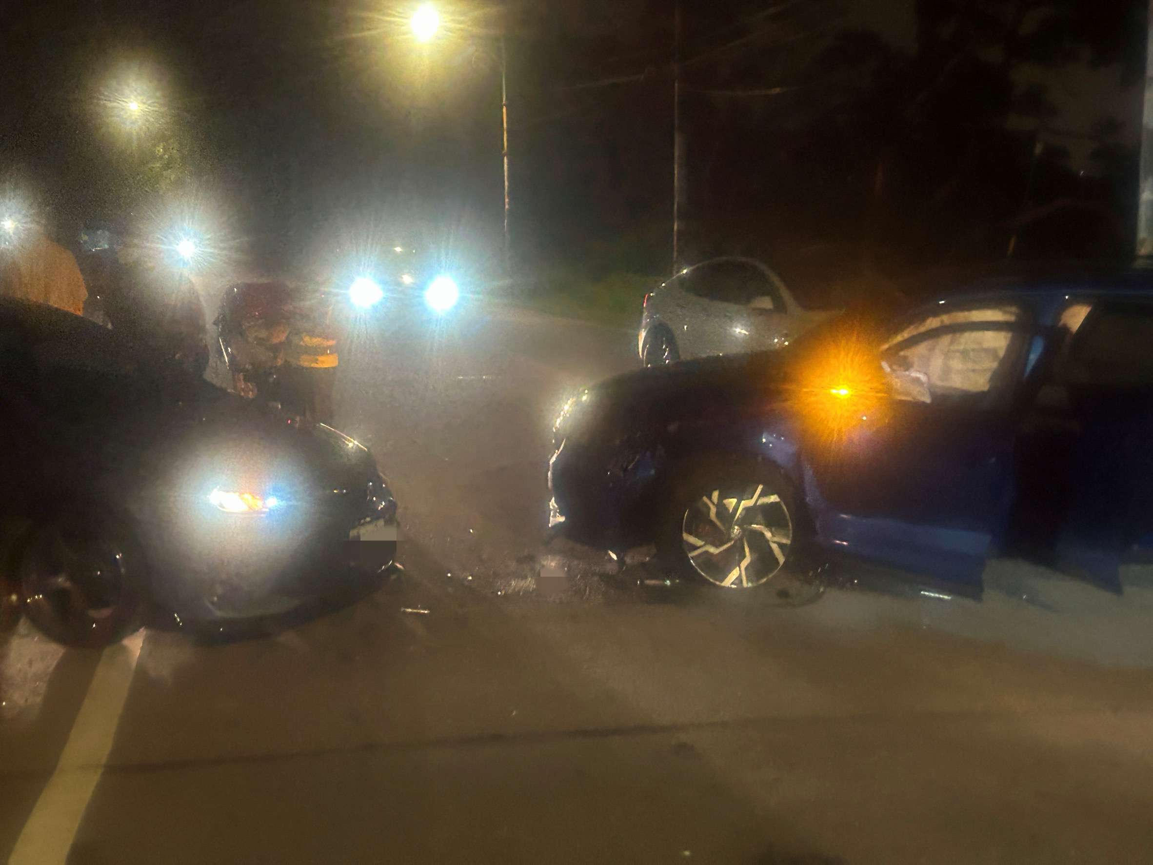 無標線惹禍？中壢2車深夜對撞 零件噴飛滿地