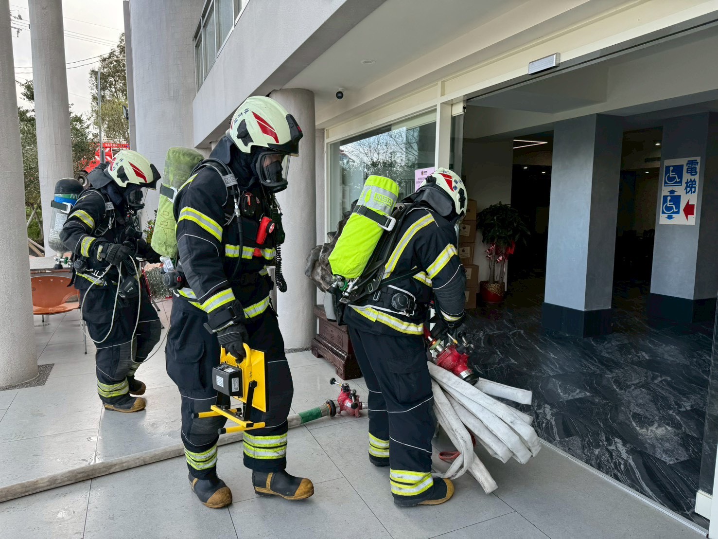 桃消高平分隊攜手旅宿業者 火災搶救演練逼真登場