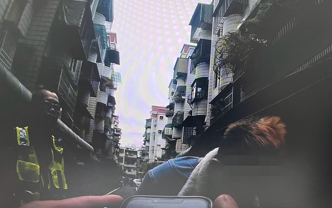 內壢街頭驚見「蜘蛛人」！失聯移工清晨攀爬4樓窗戶躲警察