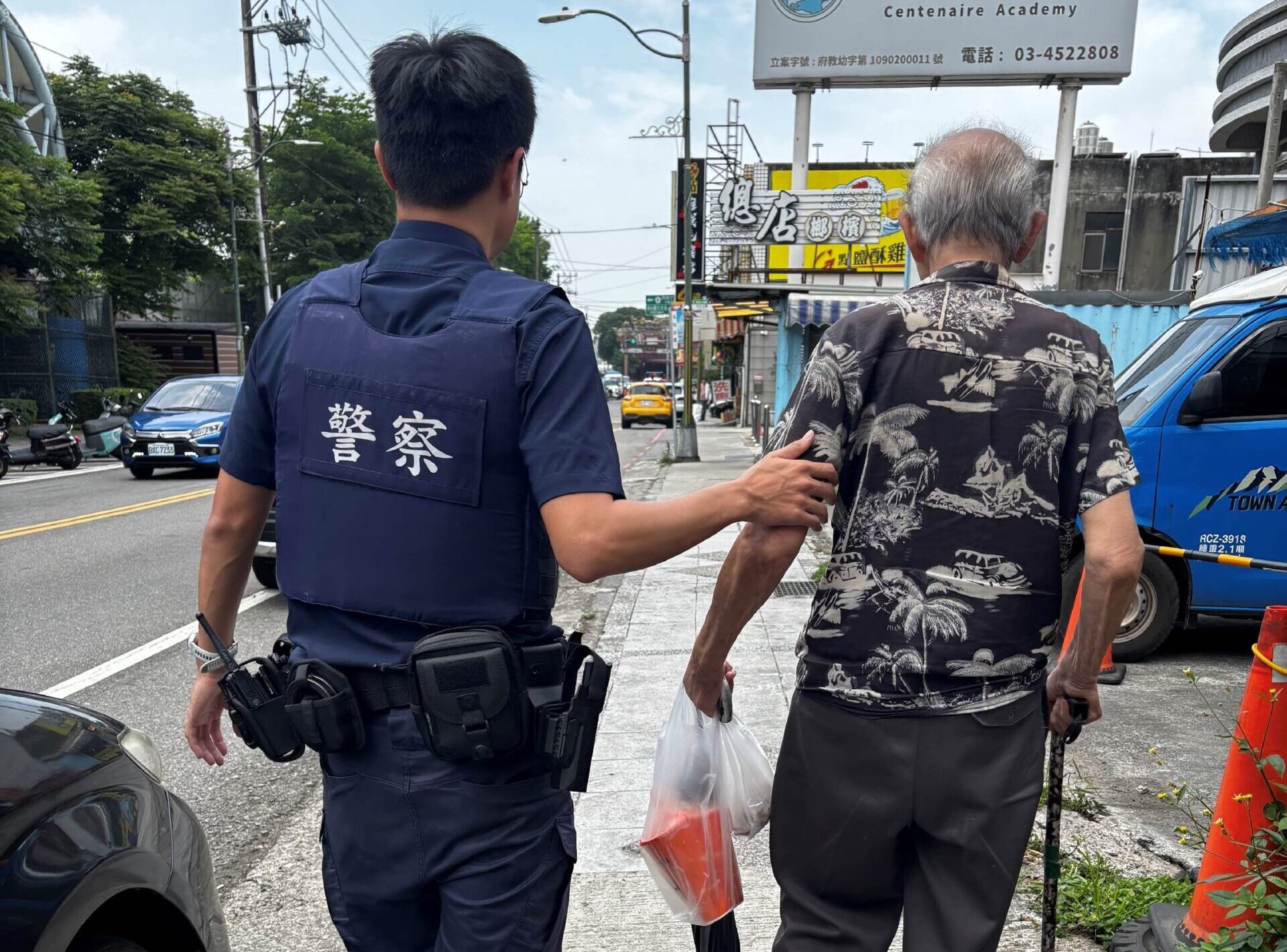 8旬翁買完菜突忘回家路 中壢警「靠這物」送他返家