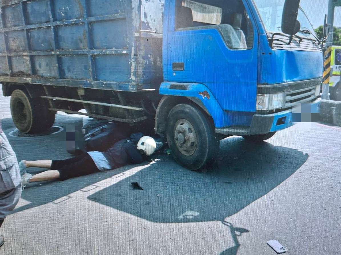 【有片】中壢大貨車右轉釀禍！女騎士遭擊落 多處擦挫傷、腦出血