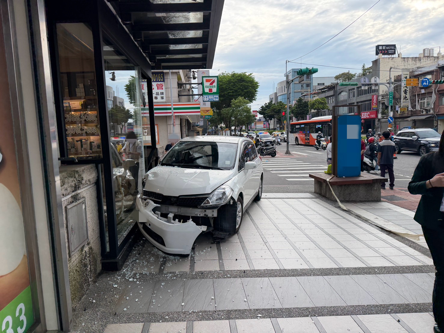 中壢自小客左轉撞傷女騎士 再衝撞一旁店面 中壢自小客左轉撞傷女騎士 再衝撞一旁店面