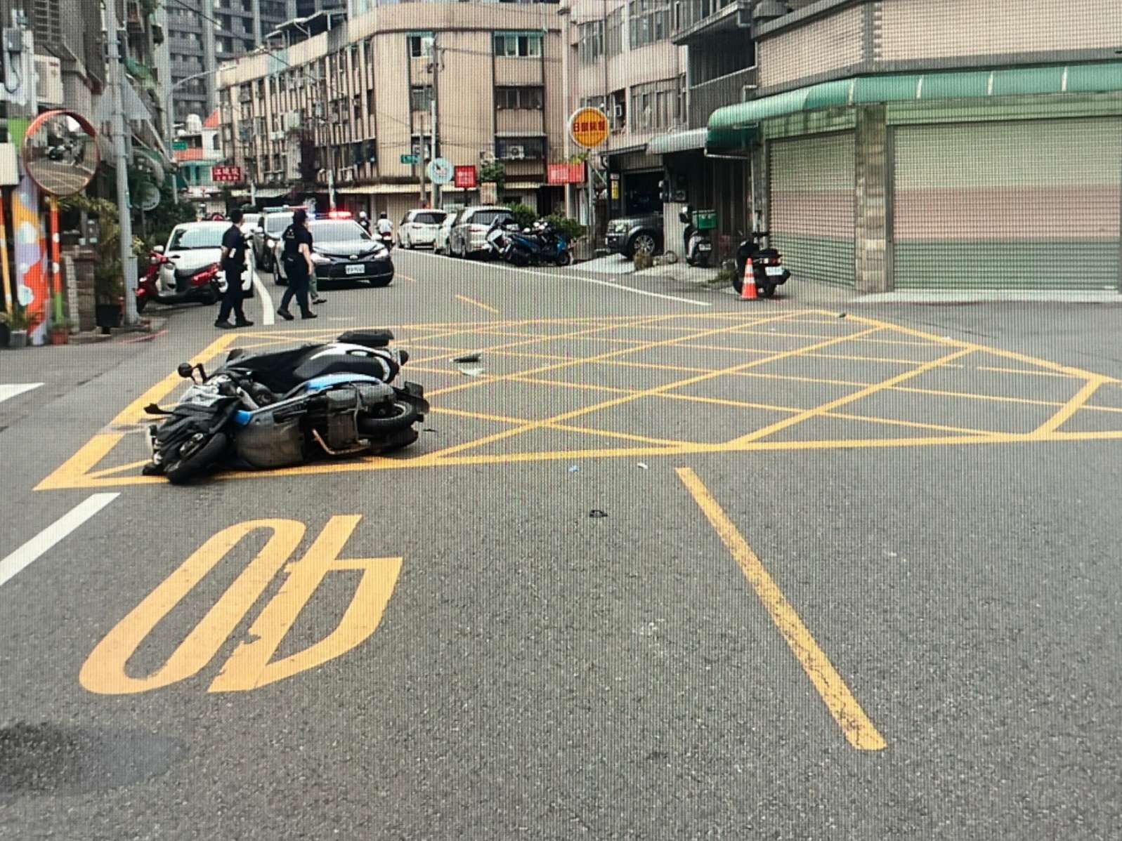 【有片】疑路口未減速釀禍！中壢機車猛撞小客車 2騎士掛彩