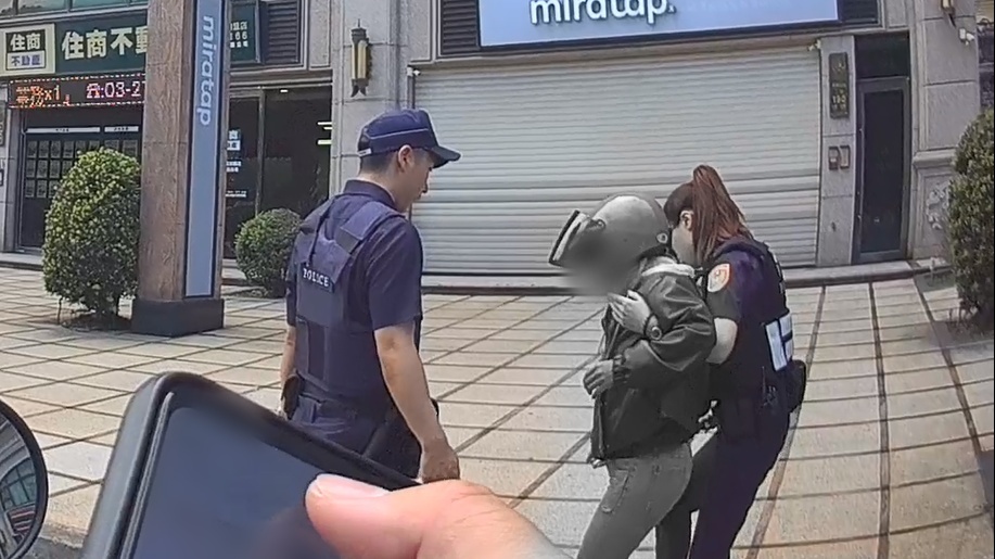 中壢女1原因不說話狂指包包 青埔警消火速伸援