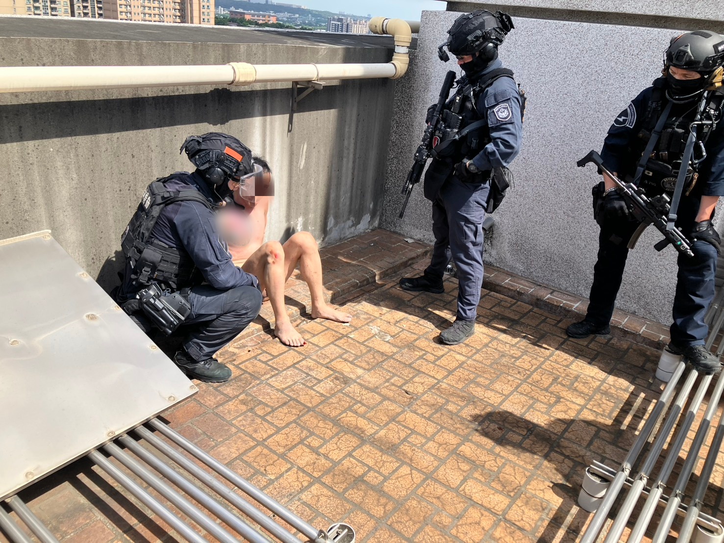 中壢、平鎮警動用震撼彈攻堅毒品分裝場 搜出依託咪酯