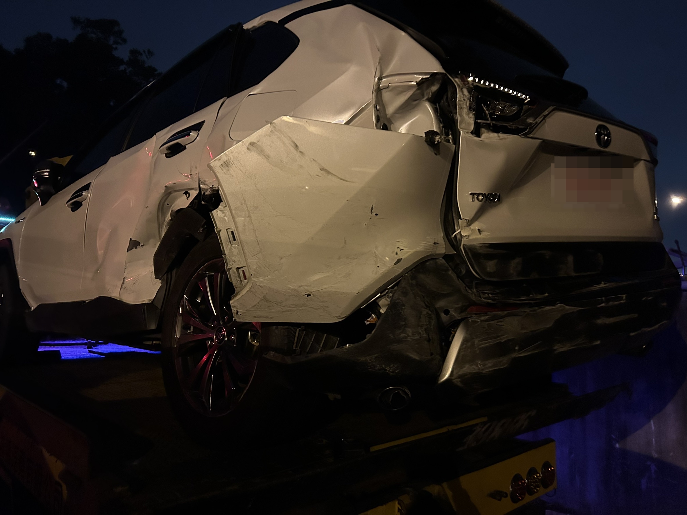 國1小客車疑操作不當失控！猛撞多元計程車、外側護欄釀禍