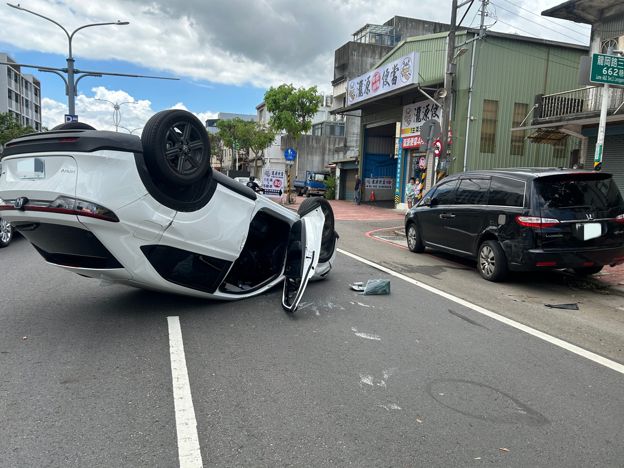 中壢龍岡路自小客四腳朝天 59歲女駕駛偏移撞路邊車輛 中壢龍岡路自小客四腳朝天 59歲女駕駛偏移撞路邊車輛