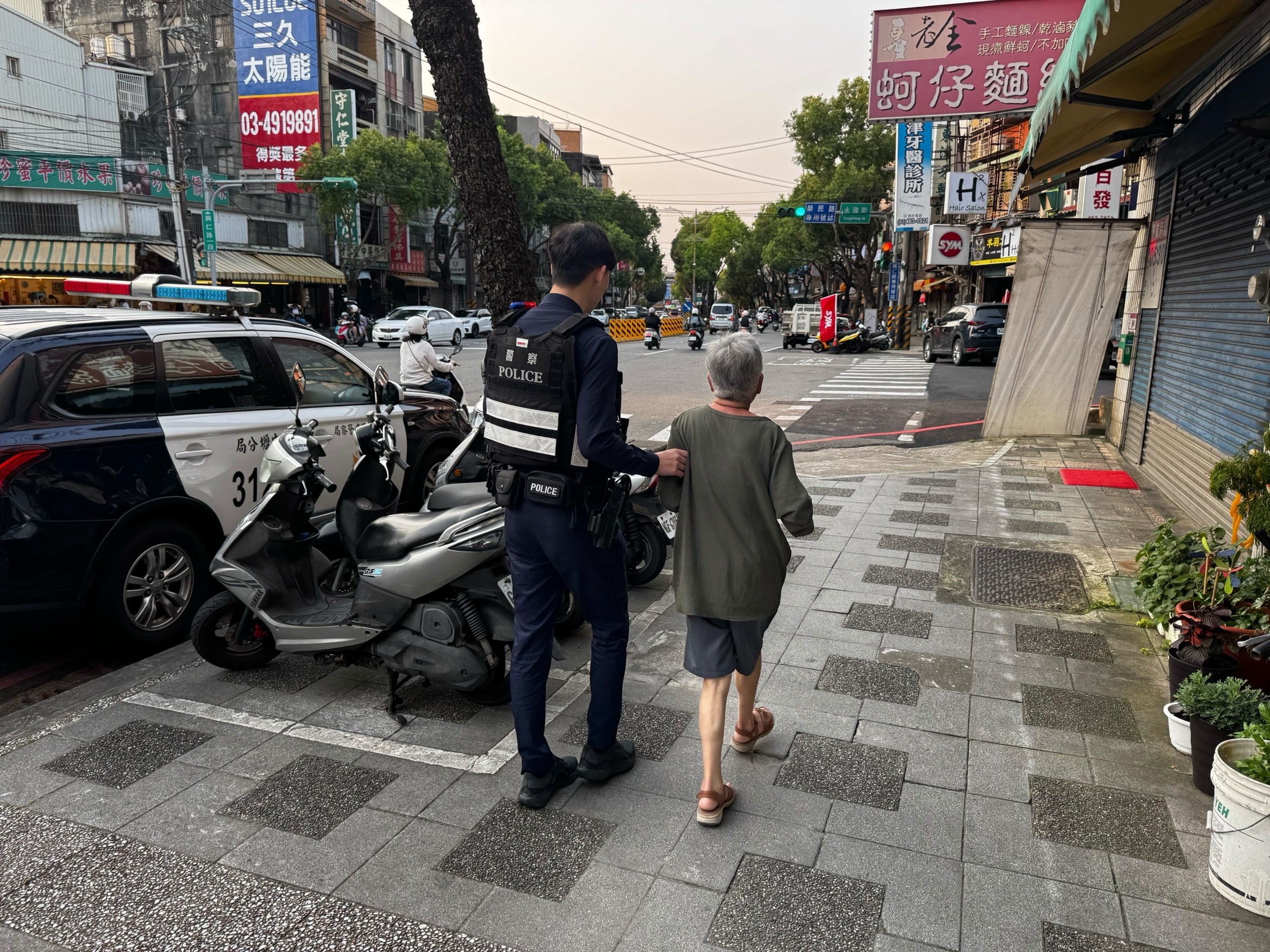 中壢老婦趁女婿煮晚餐溜出門迷路 熱心警民助團圓 中壢老婦趁女婿煮晚餐溜出門迷路 熱心警民助團圓