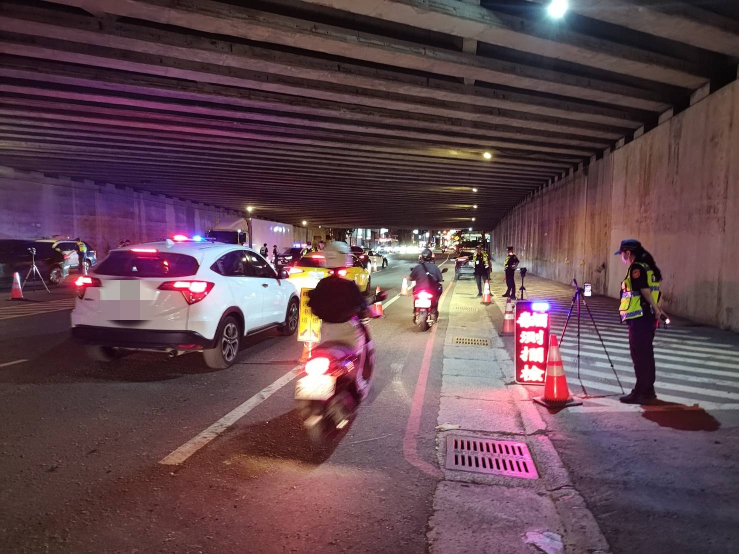 中壢警夜間突襲擴大臨檢!他酒駕遭攔再揪出無照 下場慘了 中壢警夜間突襲擴大臨檢!他酒駕遭攔再揪出無照 下場慘了