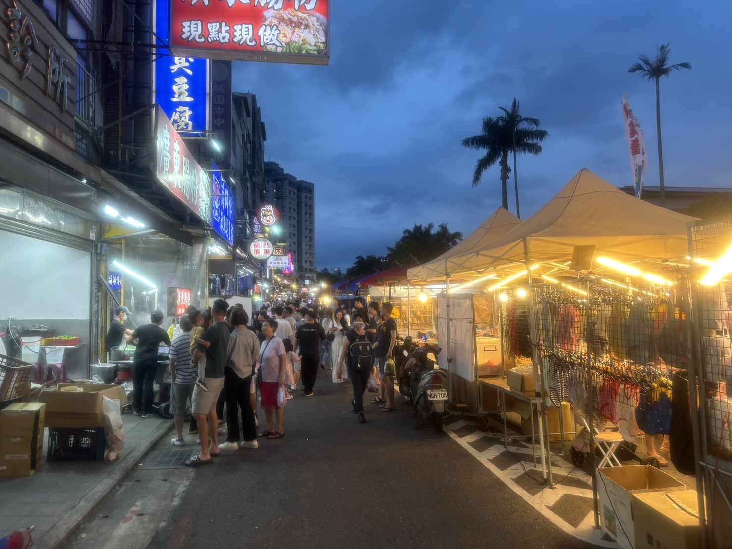 中壢夜市攤商阻消防通道 警即起強勢執法