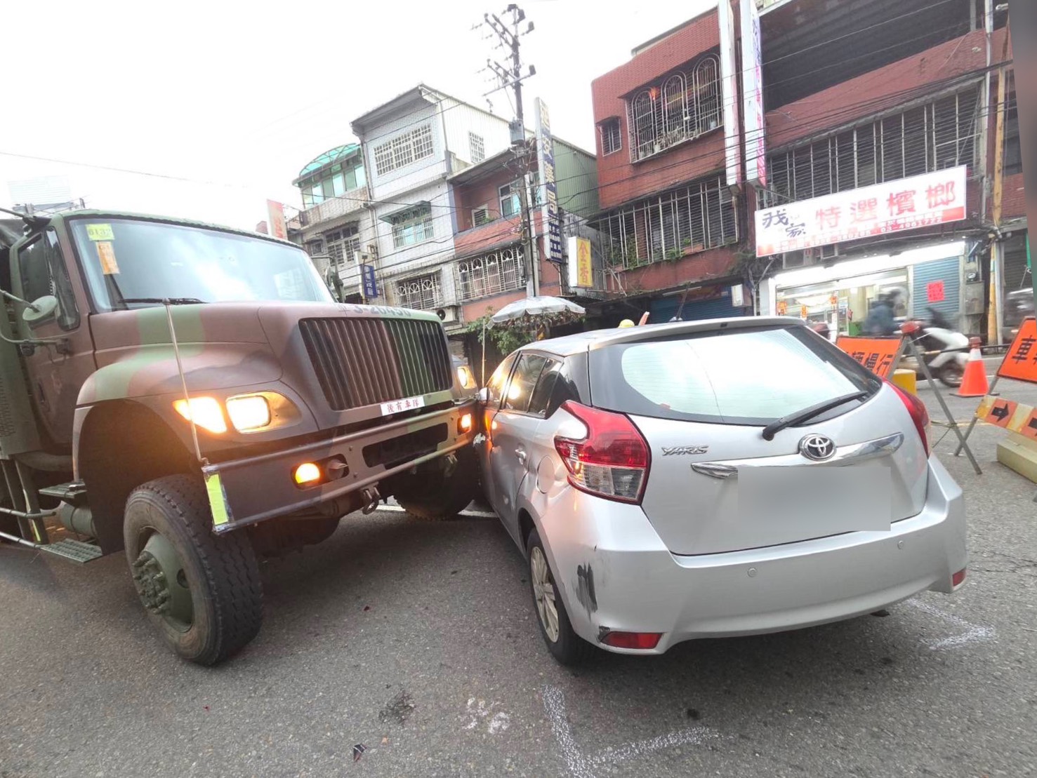 變換車道沒注意？大溪軍用卡車與自小客擦撞