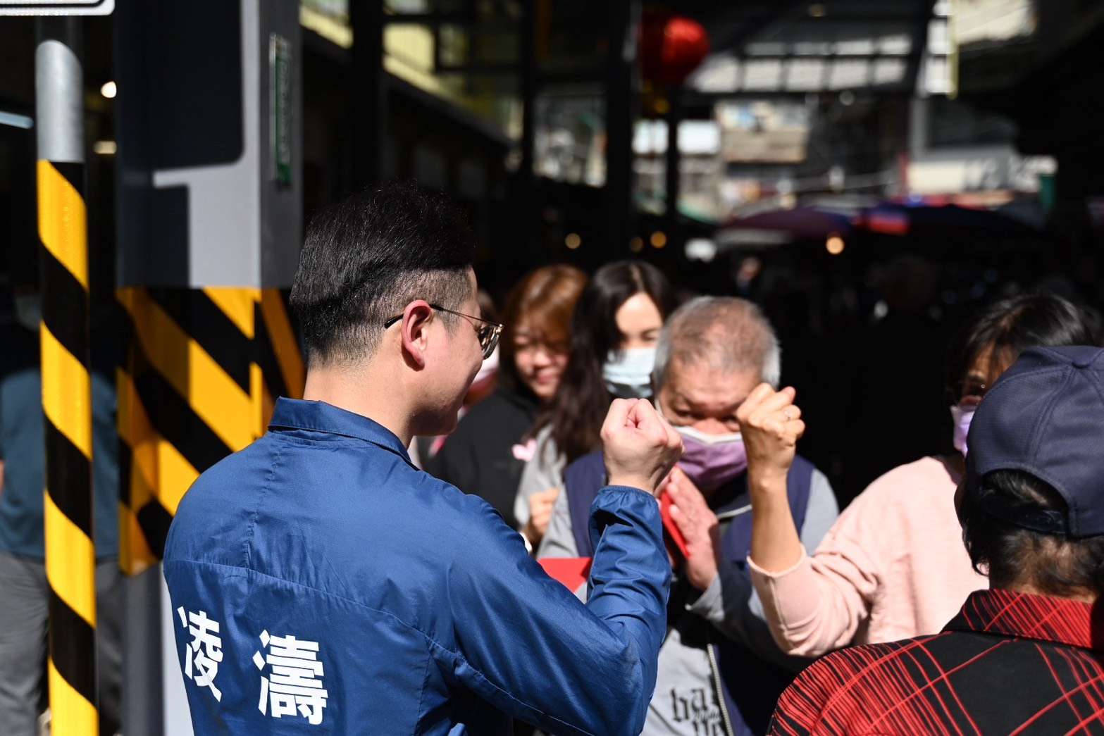 凌濤三訪桃園南門市場發福袋 3千市民熱情排隊共享新年祝福