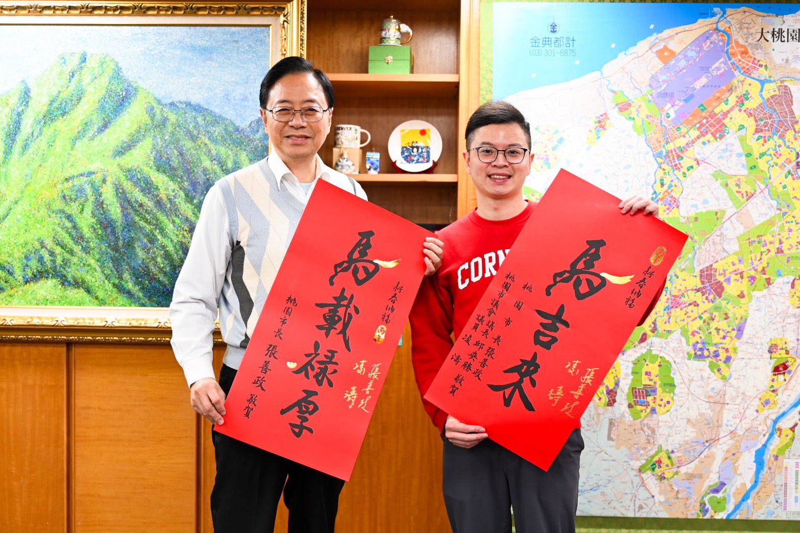 凌濤青年軍接力入陣 與張善政簽春聯展現跨學科活力 凌濤青年軍接力入陣 與張善政簽春聯展現跨學科活力