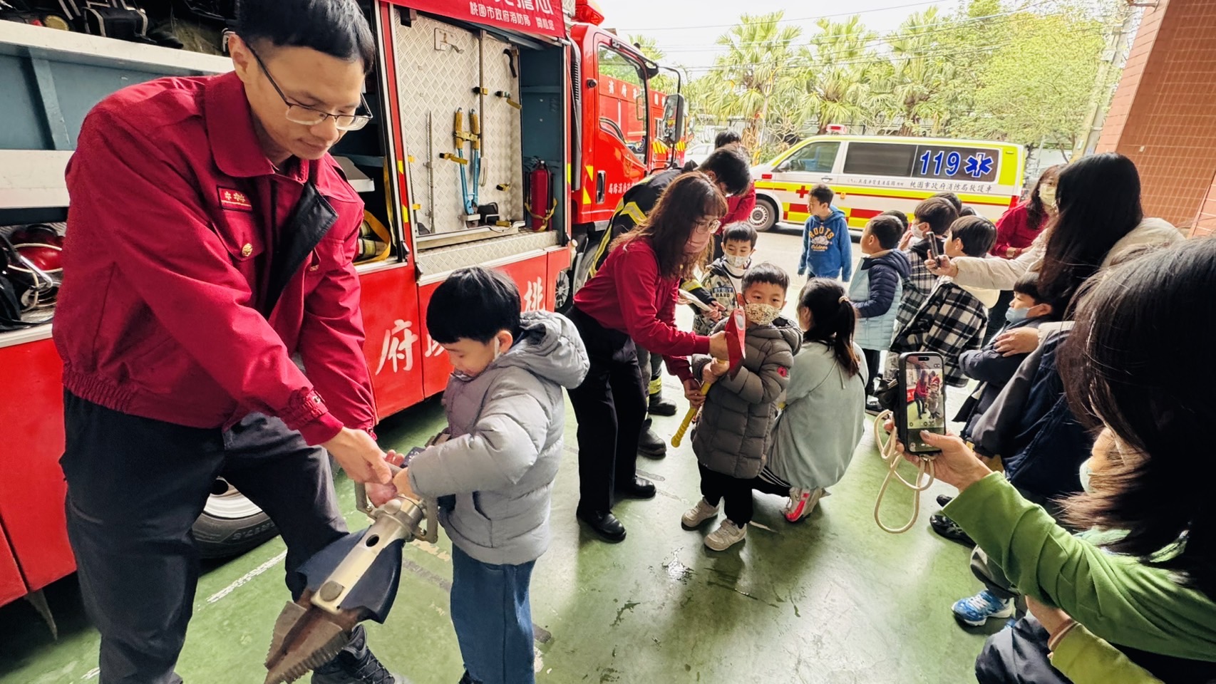 八德消防分隊防災教育寓教於樂 學童登雲梯車克服高度恐懼