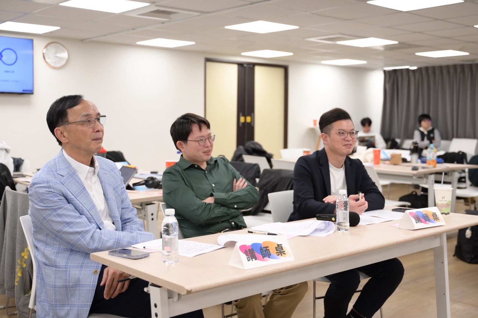 模擬Mega City營隊圓滿落幕 朱立倫贈學員萊爾校長舒壓球 模擬Mega City營隊圓滿落幕 朱立倫贈學員萊爾校長舒壓球