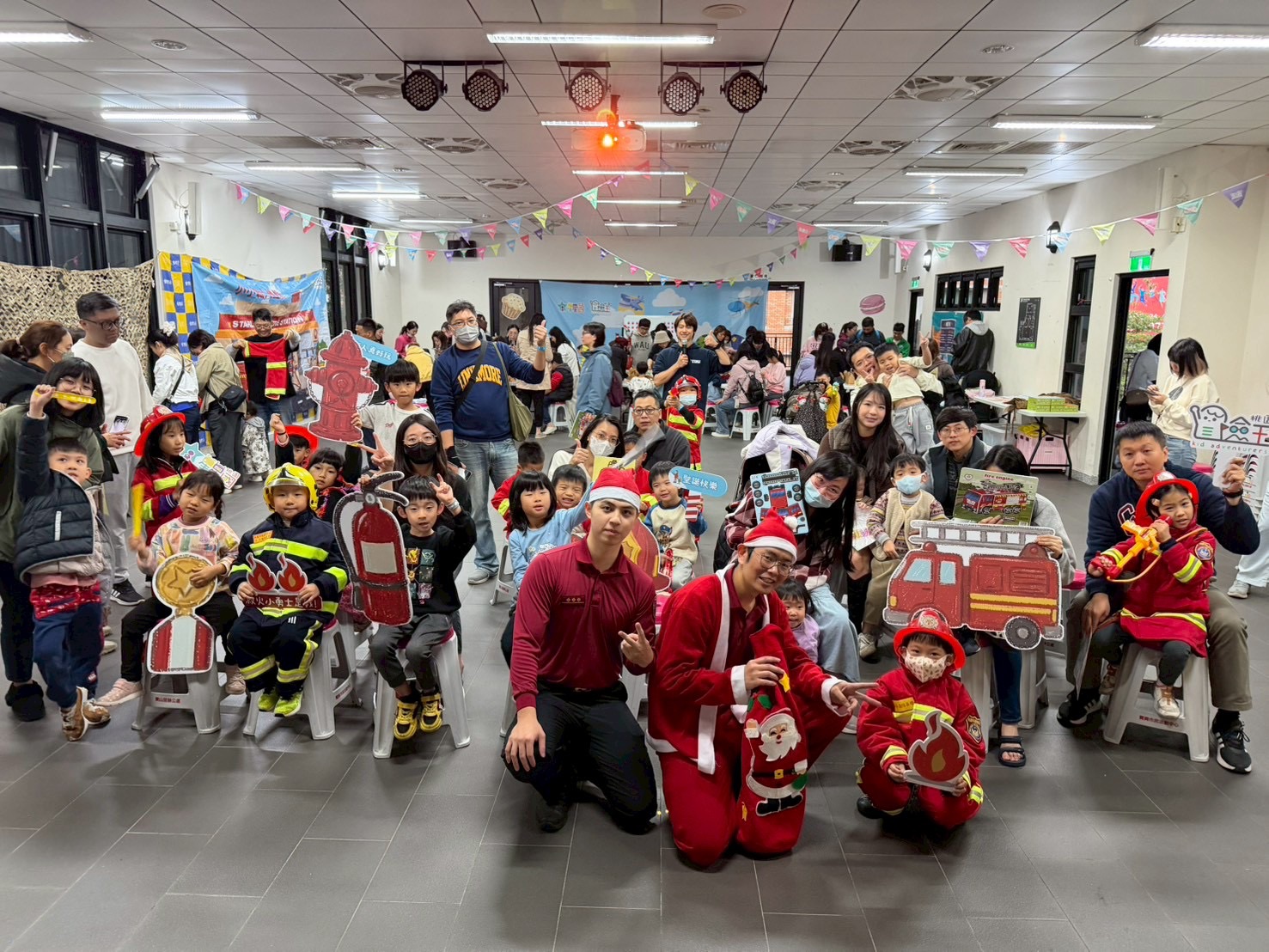 大有消防分隊化身聖誕老人 前進教會傳授民眾防災知識