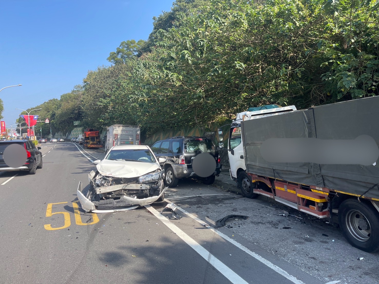 【有片】龜山小客車過彎失控 貨車、休旅車停路邊慘遭撞 【有片】龜山小客車過彎失控 貨車、休旅車停路邊慘遭撞