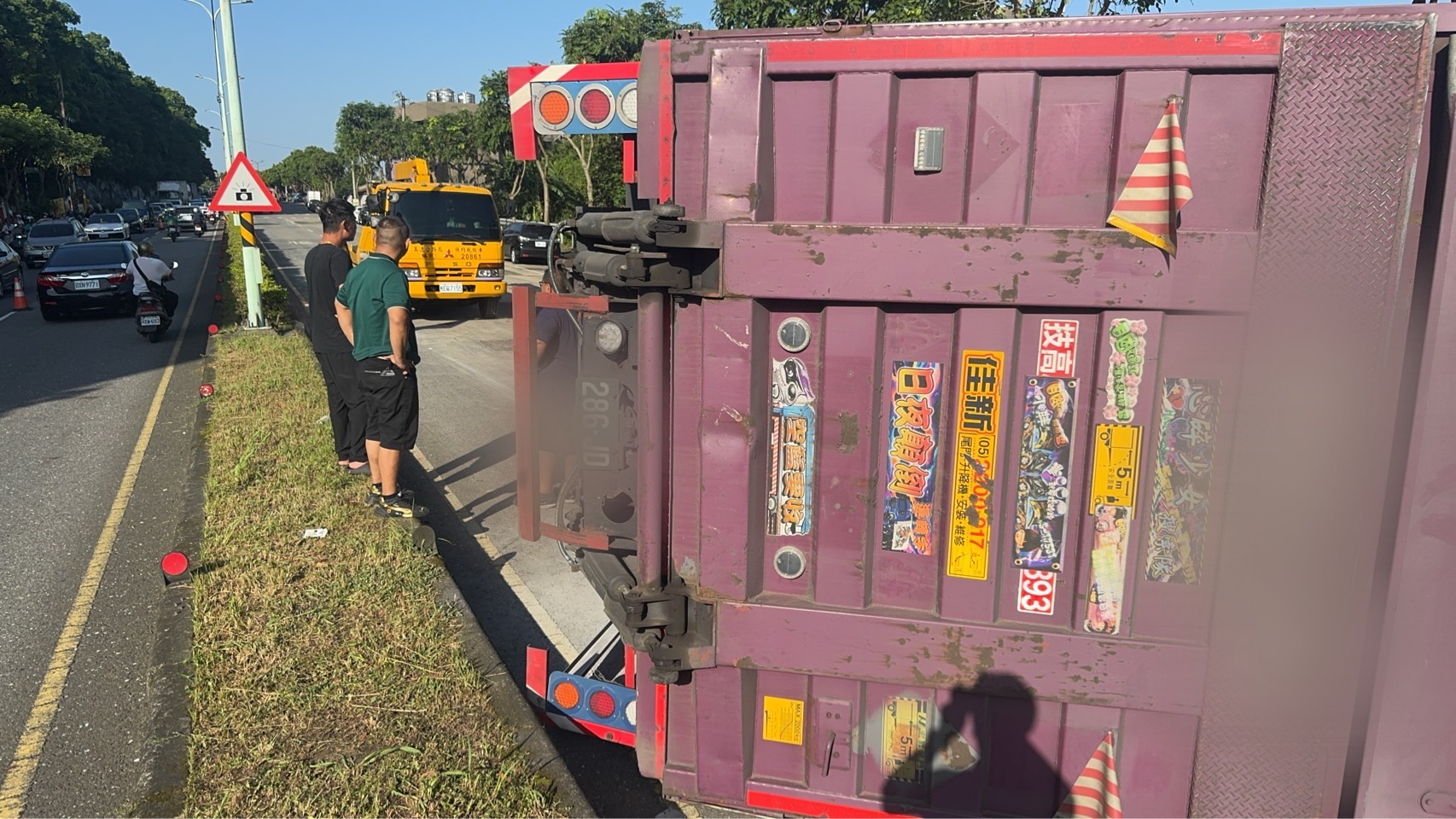 【有片】龜山振興路清晨驚魂 大貨車爆胎躺路中 【有片】龜山振興路清晨驚魂 大貨車爆胎躺路中
