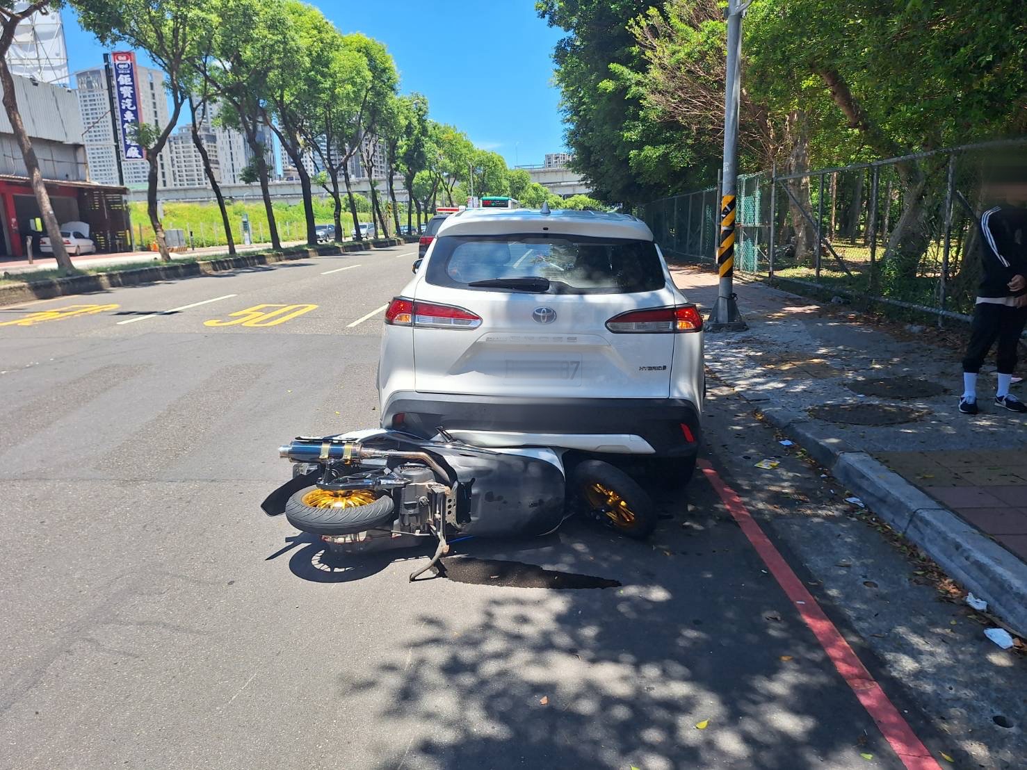 【有片】龜山機車「突鬼切待轉」釀禍！人車滑行再撞路邊轎車