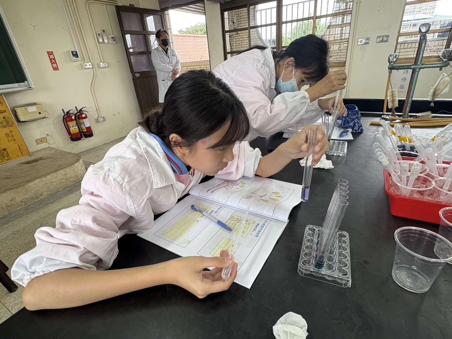 桃園科學實驗營攜手台師大 250學子沉浸式實作揪偽蜜