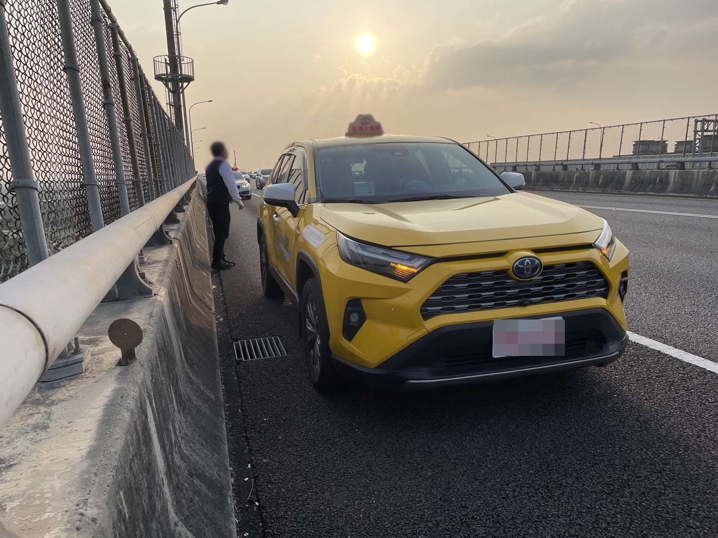 國道1號計程車乘客失控墜橋!翻越五楊高架圍籬 搶救不治身亡 國道1號計程車乘客失控墜橋!翻越五楊高架圍籬 搶救不治身亡