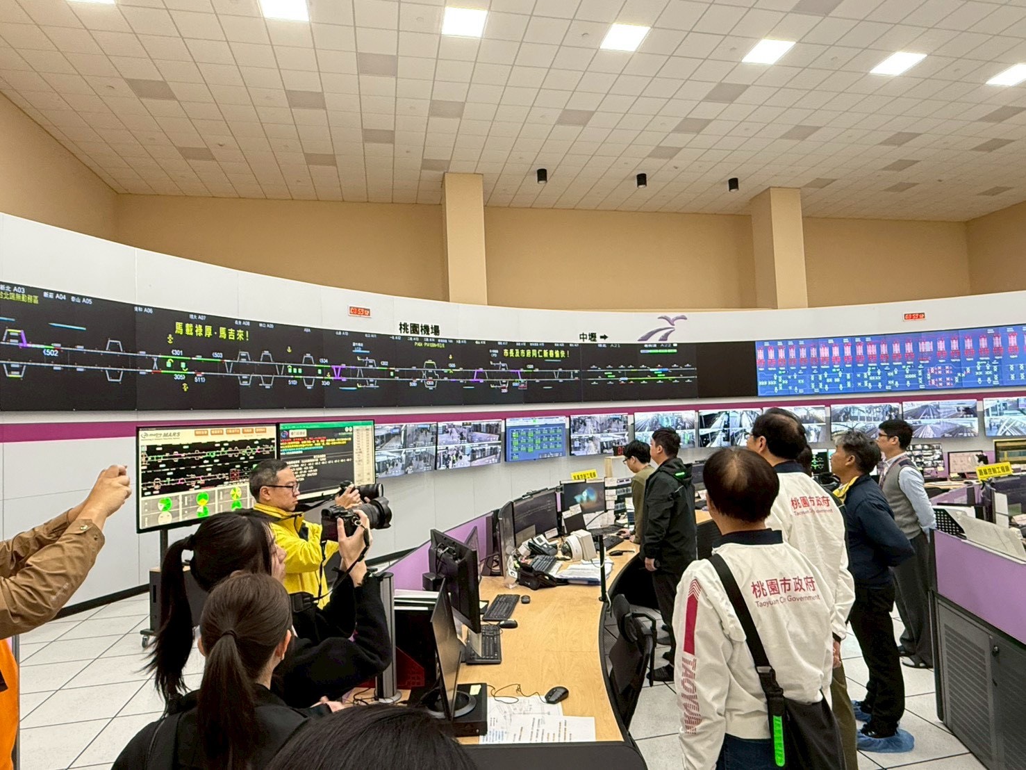 連假疏運全面啟動 張善政視察運輸場站慰勞值勤人員