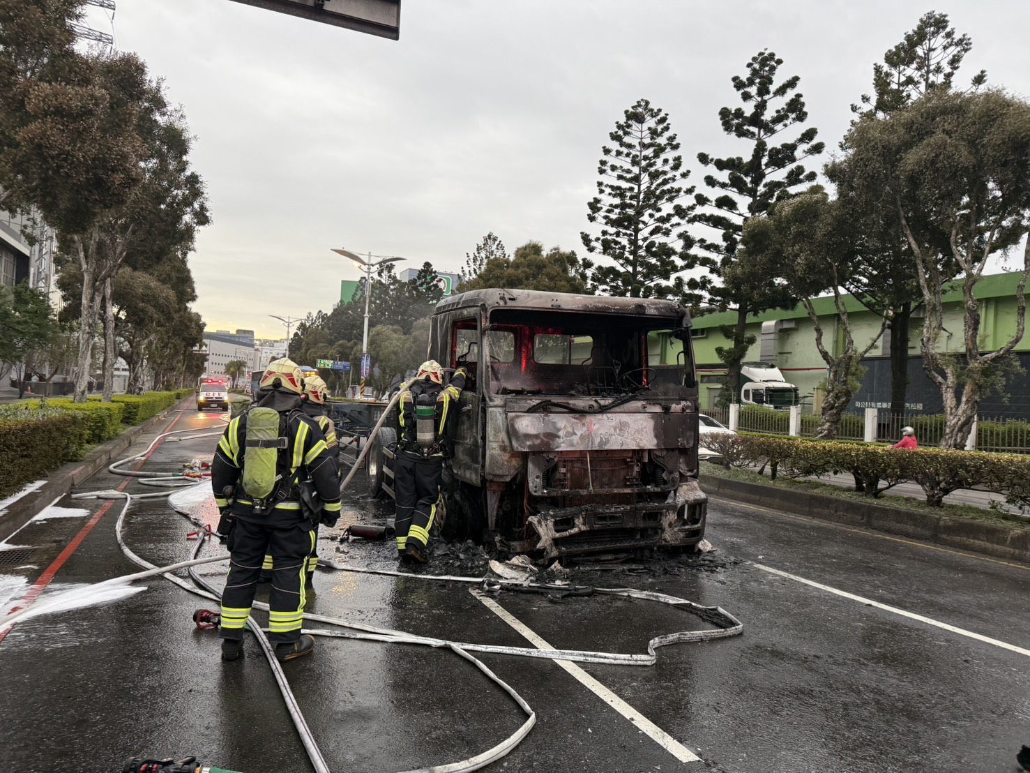 【有片】中壢聯結車頭突自燃！整輛陷火海成廢鐵 警消緊急出動救援