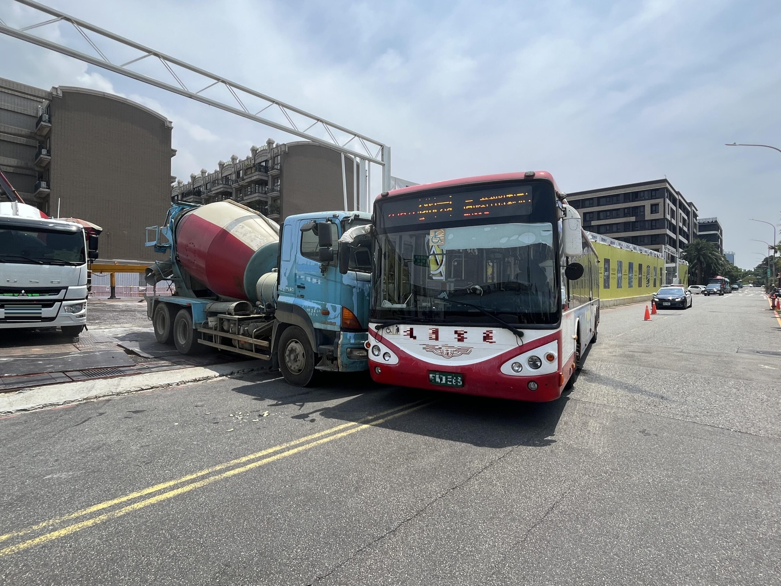 【有片】中壢水泥車沒拉手煞車滑出工地 公車遭撞「熊貓差1秒被夾扁」