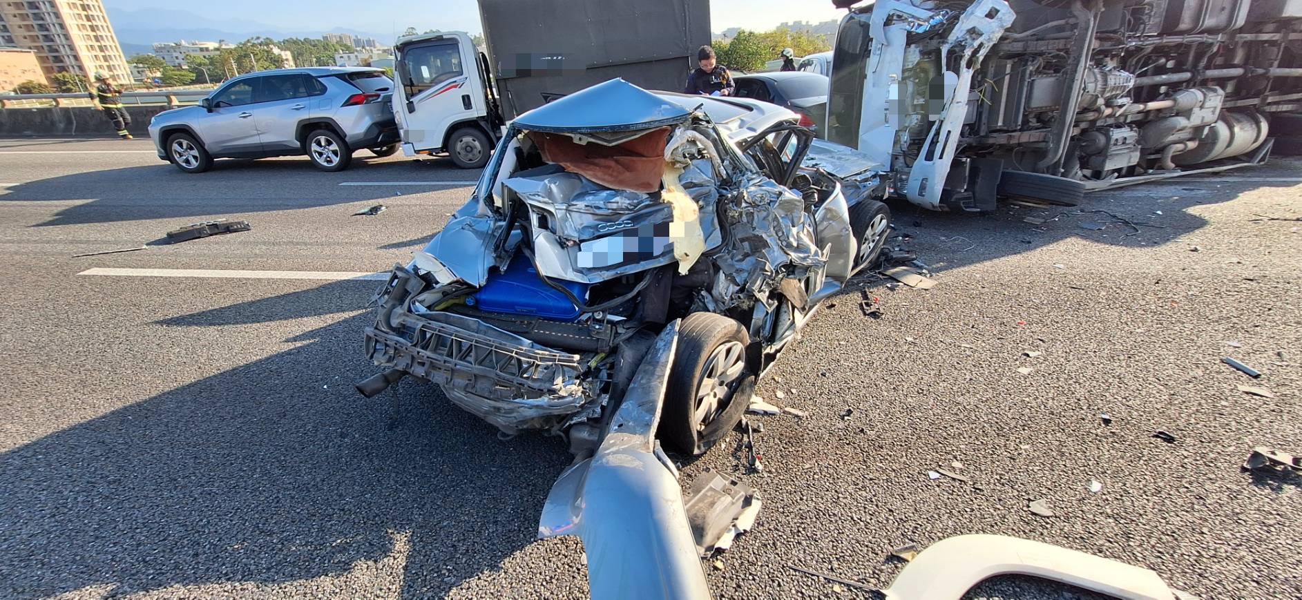 國2大湳段7車撞成一團 大貨車未注意前方壅塞釀禍 國2大湳段7車撞成一團 大貨車未注意前方壅塞釀禍