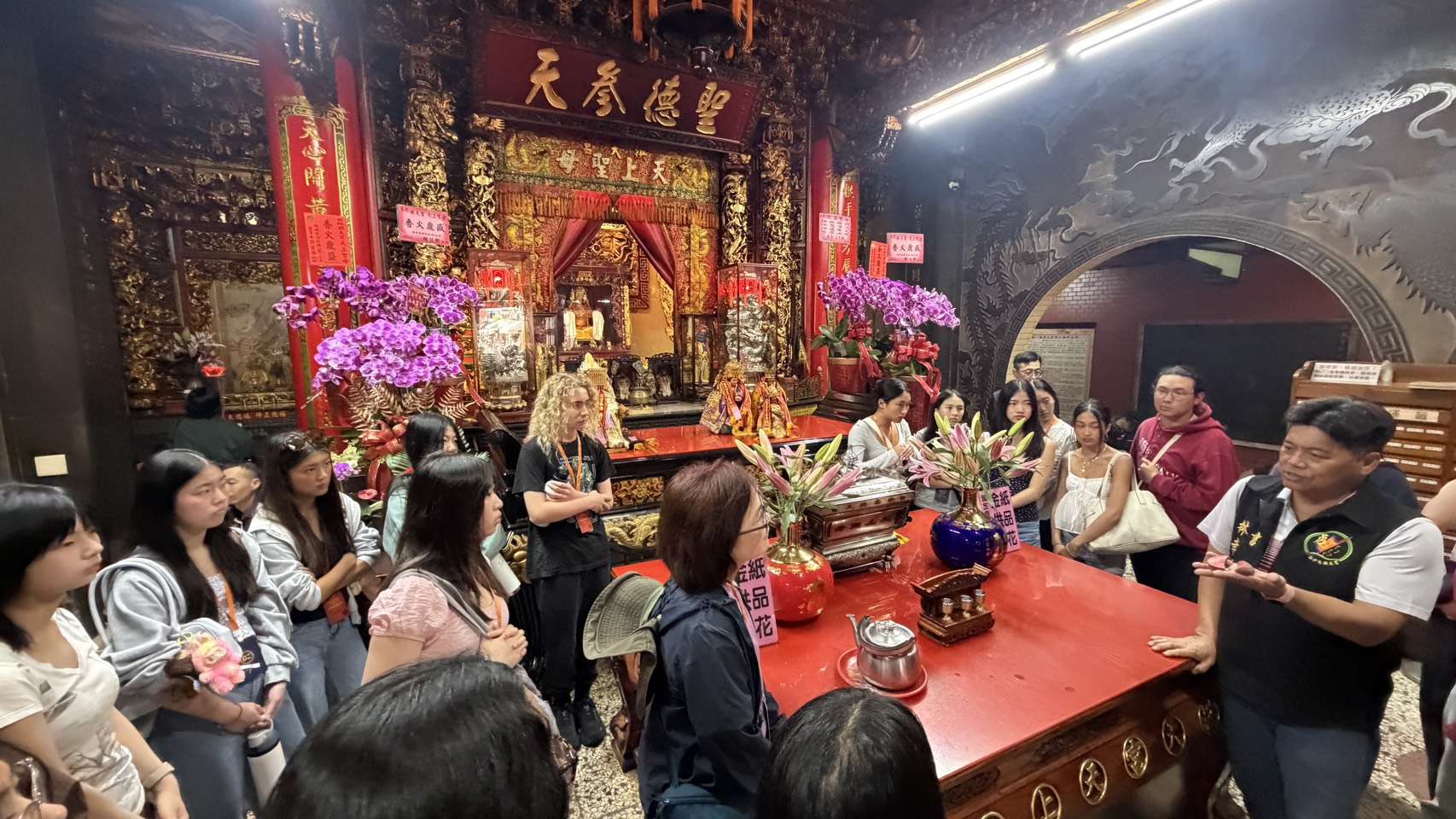 發揚台灣文化！GDA｜KICC領美籍生參訪媽祖廟 體驗「粉紅超跑」魅力