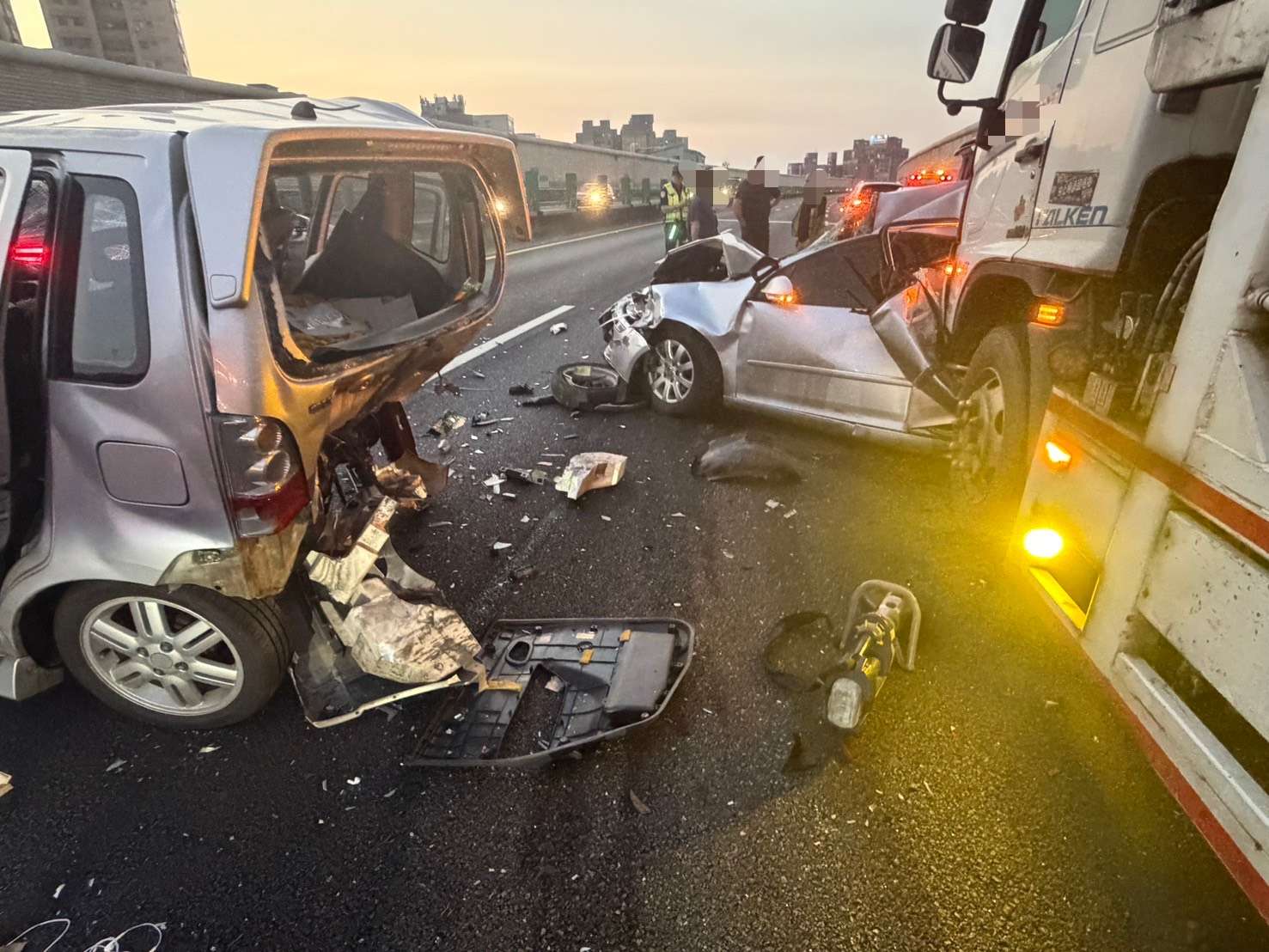 國2南桃園段大貨車分心釀慘劇！連環撞8車7人送醫