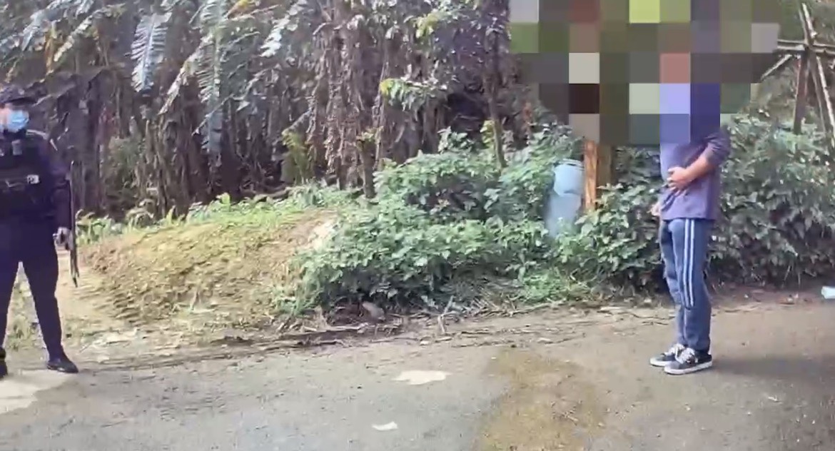 街頭驚魂！龜山男子持鐮刀當街亂舞 員警火速圍捕壓制奪刀