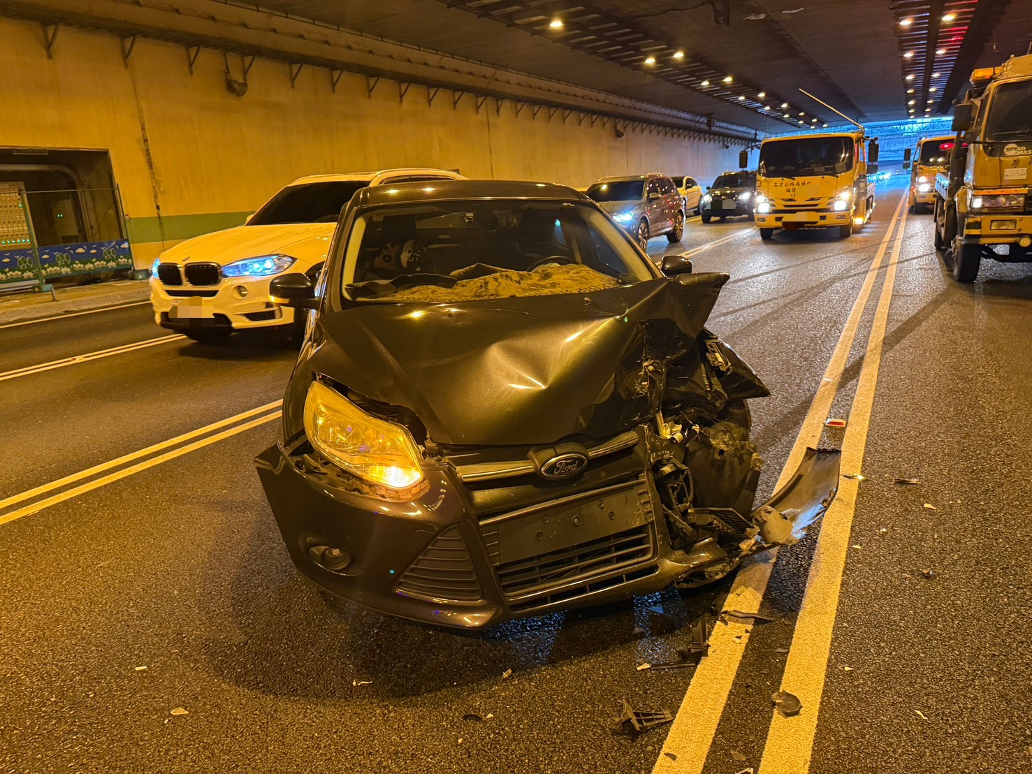 【有片】撞擊瞬間曝！國3大溪段埔頂隧道4車連環撞 3人送醫