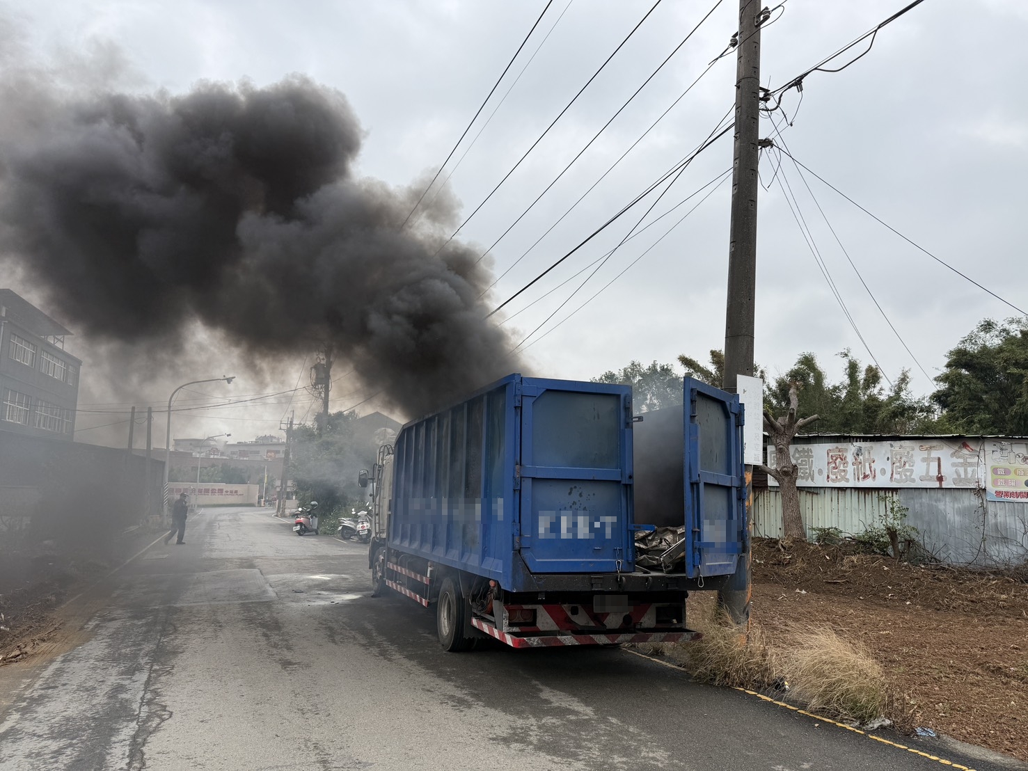 中壢火燒貨車！車斗內「廢棄物」突燃燒 濃黑煙竄天