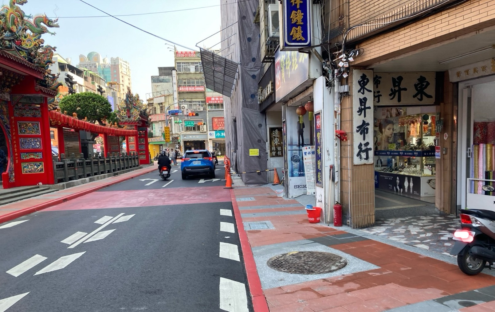 桃園景福宮外「紅地毯」誤導行人惹議 都發局要改善了