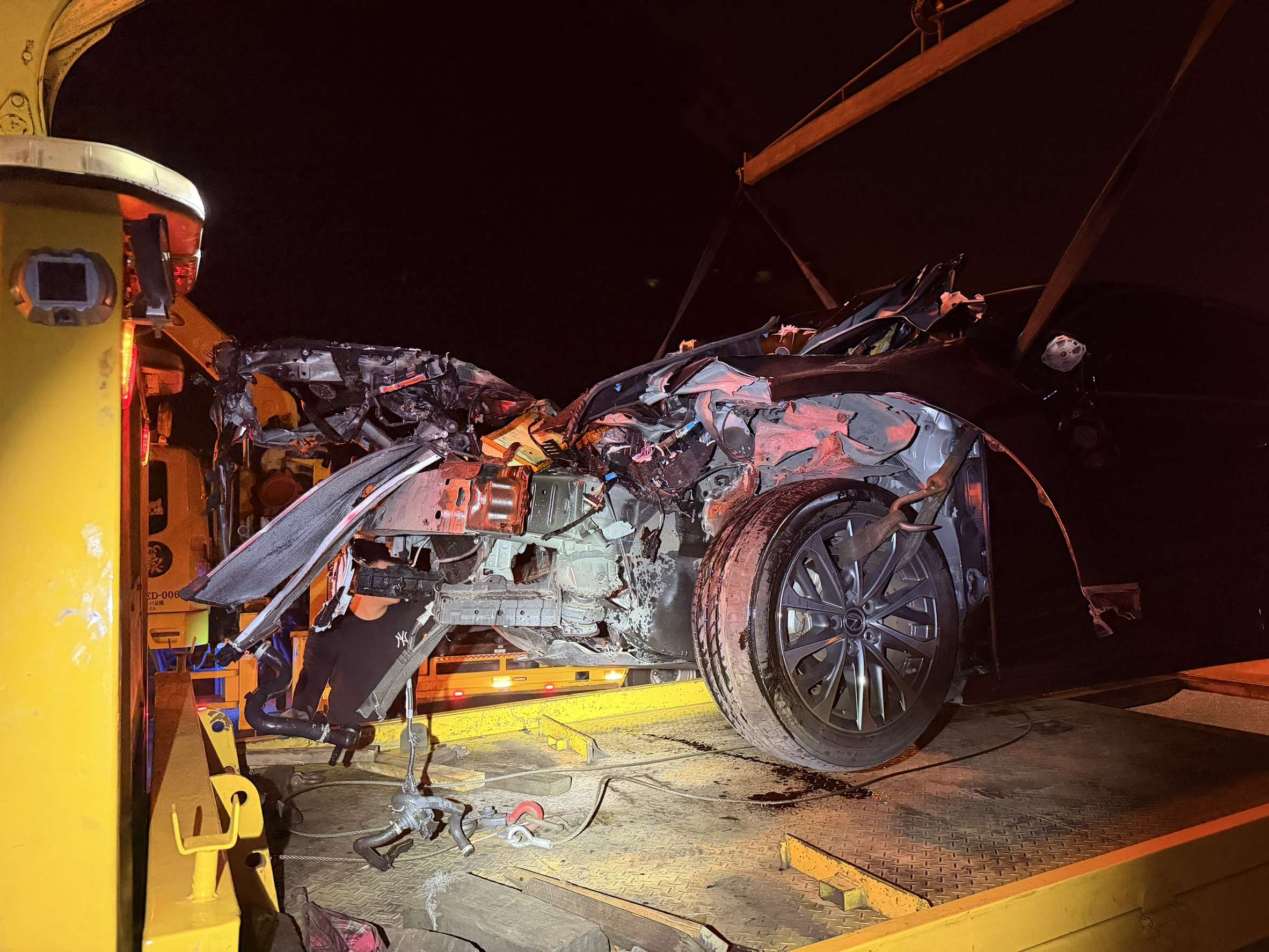 國道故障車停中線釀悲劇！轎車猛撞大貨車尾 男乘客傷重亡