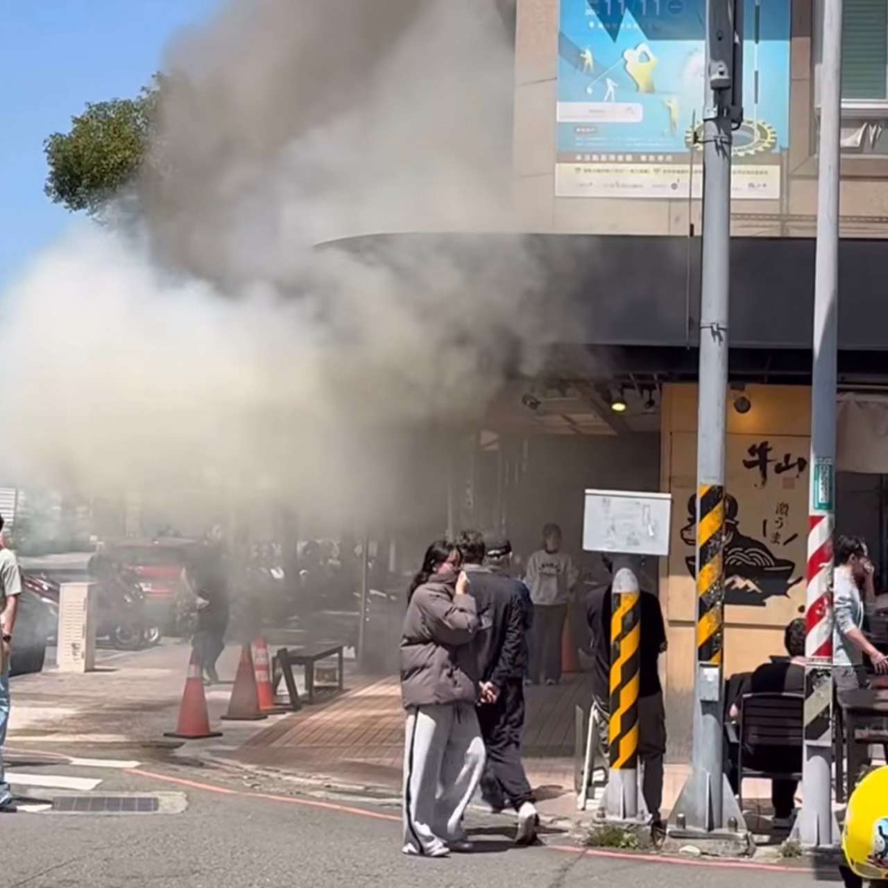 【有片】桃園排隊名店「牛山牛肉麵」火警 廚房竄濃煙饕客倉皇逃