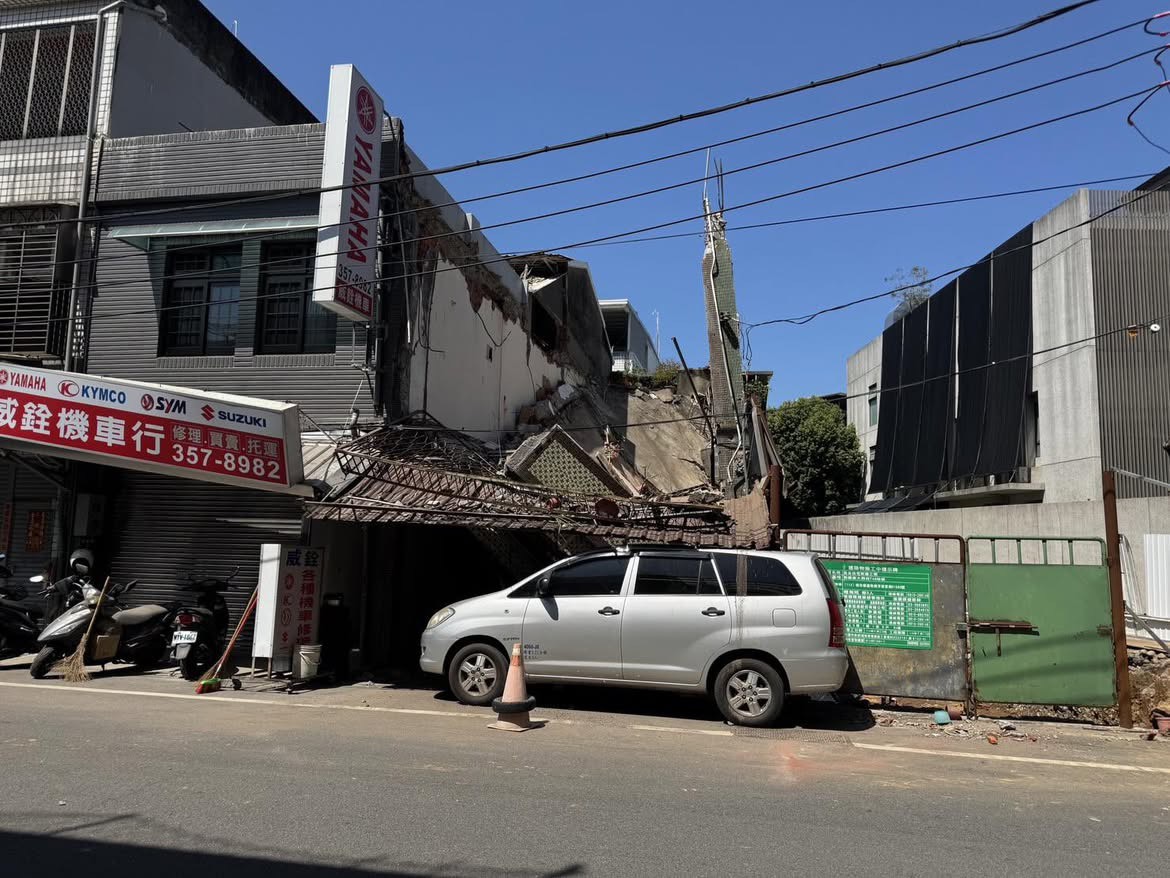 桃園雙峰路挖地基闖禍!鄰宅傾斜崩塌 建管處勒令停工 桃園雙峰路挖地基闖禍!鄰宅傾斜崩塌 建管處勒令停工