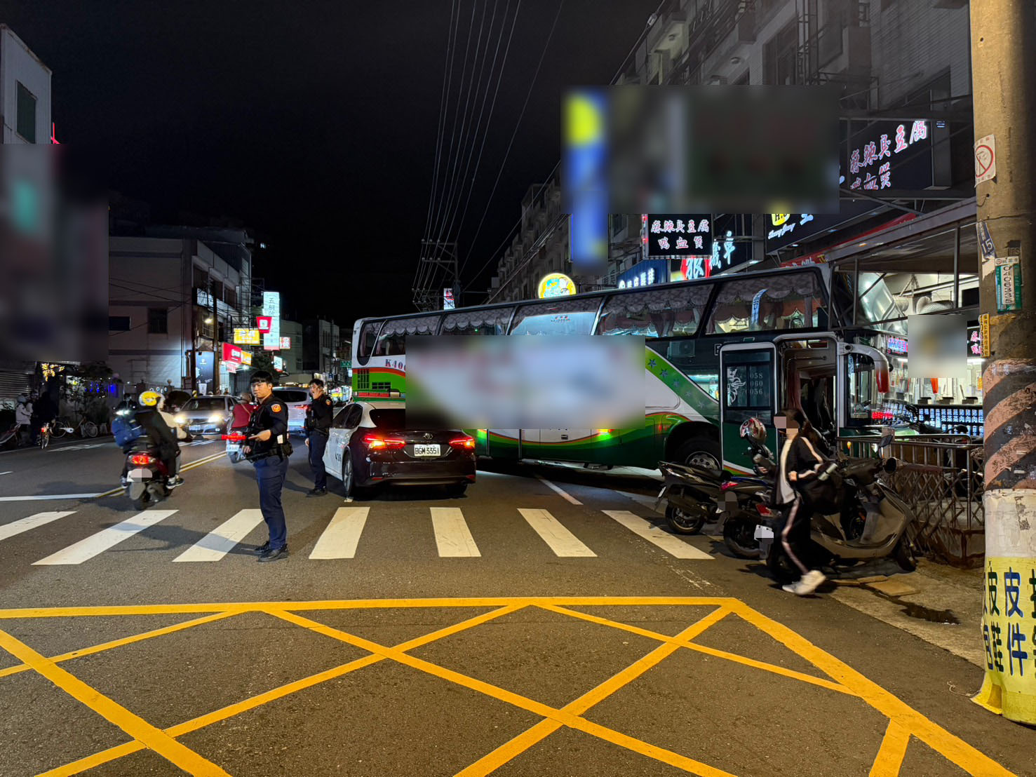 【有片】沒拉手煞車！楊梅遊覽車險撞進臭豆腐店 機車騎士急閃保命 