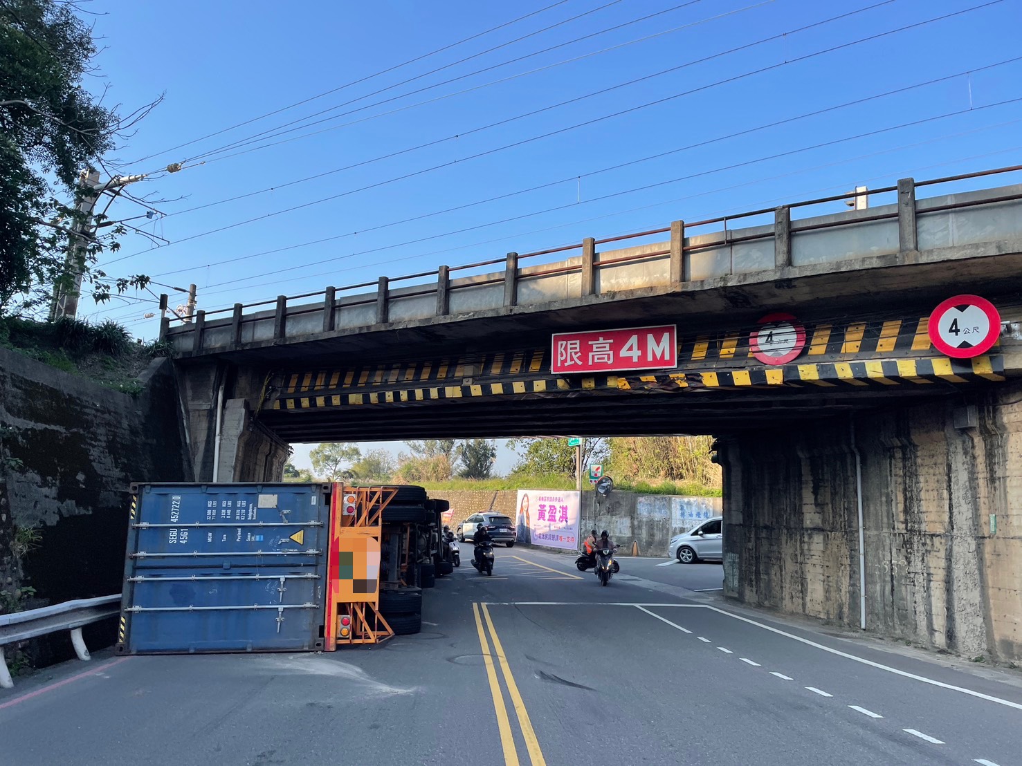 限高4米！楊梅貨櫃車疑未注意高度 猛撞涵洞翻覆「倒地不起」