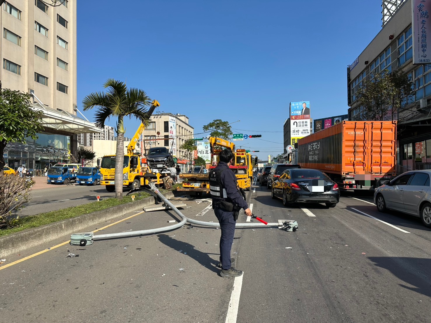 【有片】楊梅男精神不濟撞倒路燈 對向汽車慘遭砸中