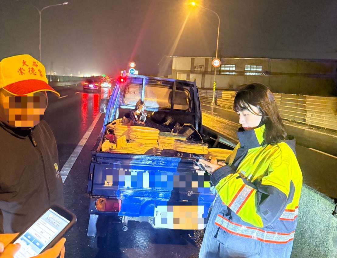 小貨車突拋錨慘困台66 楊梅警帶「這物」成功解圍