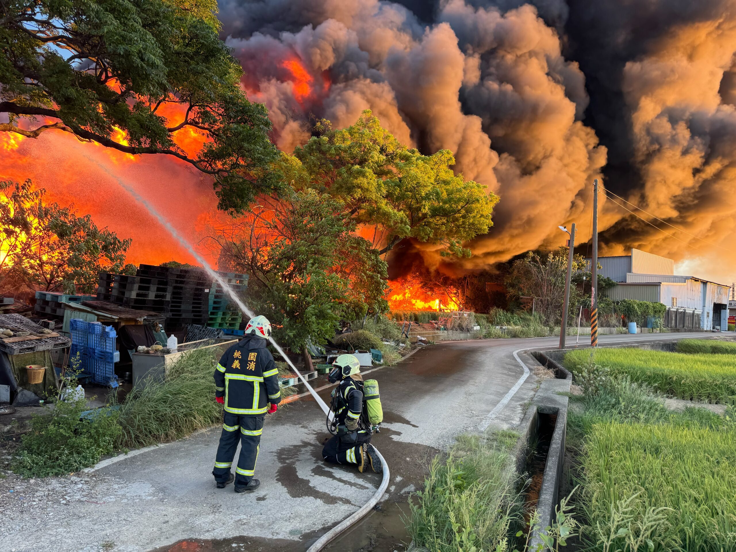 桃園內壢木棧板工廠大火 下風處住戶吸入濃煙送醫 桃園內壢木棧板工廠大火 下風處住戶吸入濃煙送醫