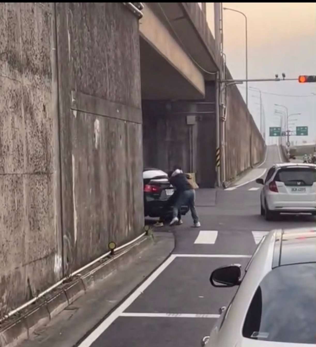 西濱球棒隊現蹤！兩男爭道互毆砸車 警方：依社維法裁處