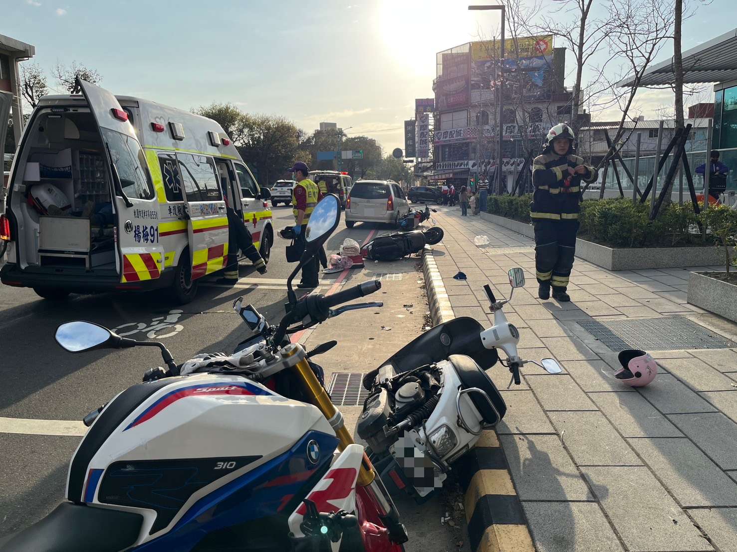 【有片】楊梅男駕車突發癲癇失控 4機車騎士等紅燈遭鏟飛受傷